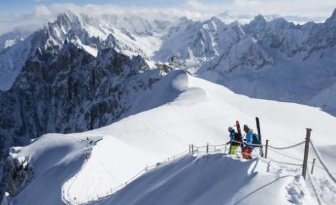 Chamonix offers exceptional viewpoints, in the heart of the Mont-Blanc and Aiguilles Rouges mountain ranges.